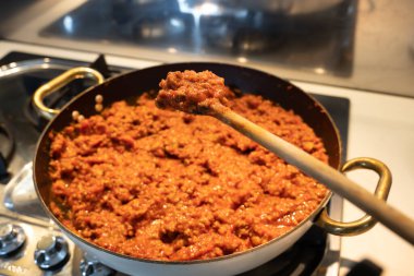 Tipik İtalyan mutfağı, etli domates sosu.