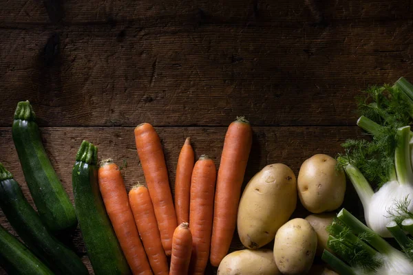 Смешанные Овощи Цуккини Морковь Фенхель Картофель Деревянном Столе — стоковое фото