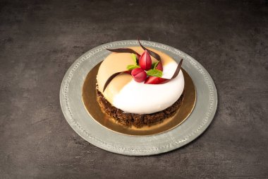 Dondurmalı pasta teneke tabakta. Esnaf dondurma dükkanı.