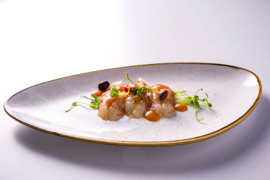 Terbiye edilmiş karides kuyruklu yemek, vişneli domates, zeytin ve mangolu mus. Beyaz arkaplan