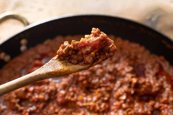 Et soslu kepçenin ayrıntıları. Bolonez sosu.