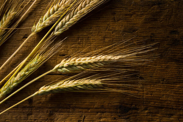 пшеничные уши подробно над деревянным столом