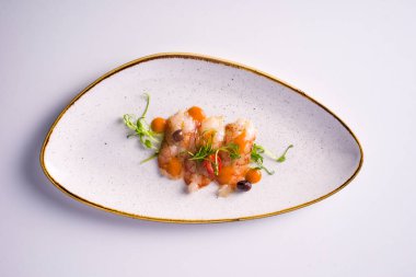 Terbiye edilmiş karides kuyruklu yemek, vişneli domates, zeytin ve mangolu mus. beyaz arkaplan üst görünümü