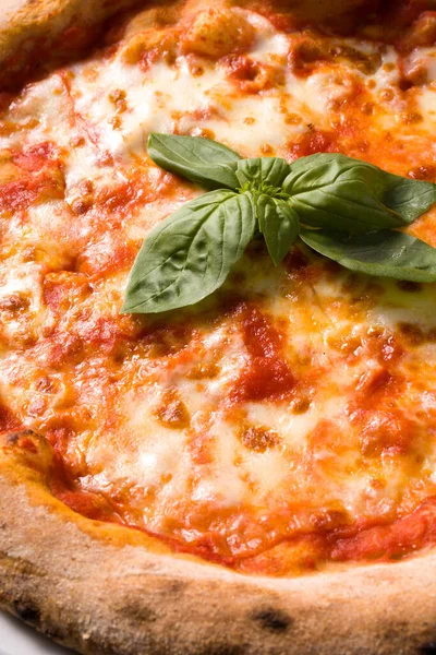 Particolare Della Pizza Margherita Con Foglie Basilico — Foto Stock