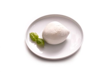 Beyaz arka planda tipik İtalyan mozzarella ve fesleğen yapraklı yemek.