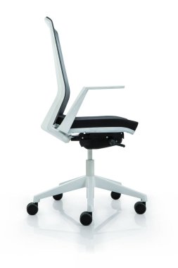 Koltuğun yan tarafında kolluklar var. izole edilmiş beyaz arkaplan