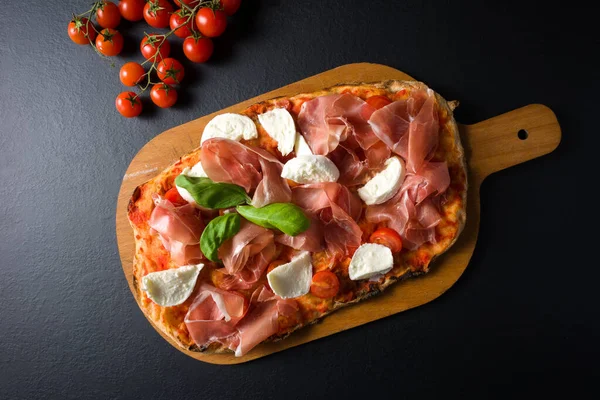 Pinsa Con Prosciutto Crudo San Daniele Mozzarella Pomodorini Basilico Tagliere — Foto Stock