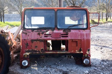 Çöplükteki eski kamyon enkazı, paslı hurda yığını.