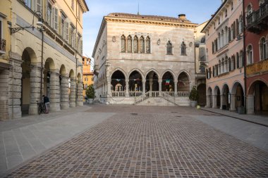 Udine, İtalya. 02 Ocak 2021 Via Mercato Vecchio Loggia del Lionello 'ya bakan tarihi Udine' nin merkezinde.
