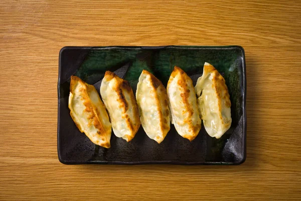 Bovenaanzicht Japanse Ravioli Met Kip Groenten Het Bord Houten Tafel — Stockfoto