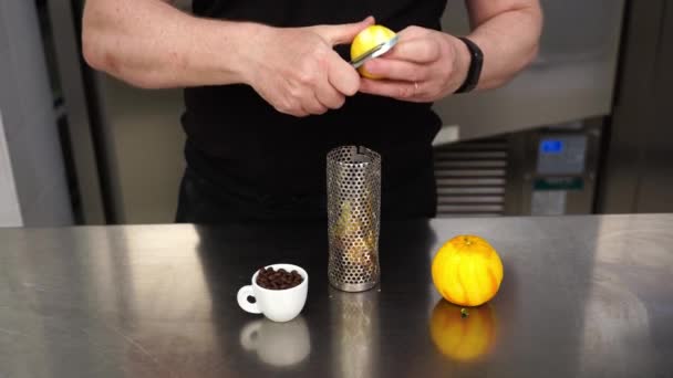 Przygotowanie Lodów Rzemieślniczych Naturalnych Smakach Cytrynie Skórce Pomarańczy Ziarnach Kawy — Wideo stockowe