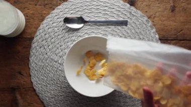 Mısır gevreklerini kahvaltı kasesine dök.