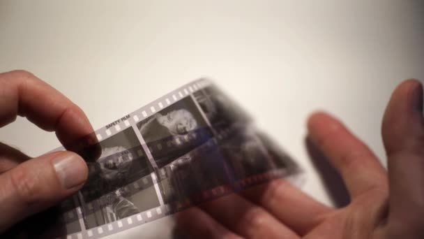 24X36 Zwart Wit Negatieve Film Voor 35Mm Camera Oud Analoog — Stockvideo