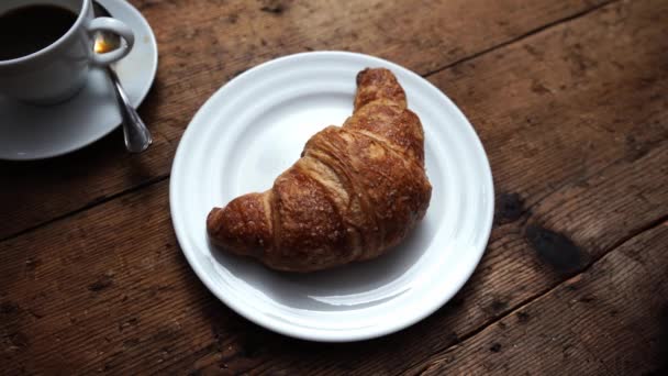 Tányér Croissant Nal Asztalon Kávéval Hozz Egy Croissant Szádba — Stock videók