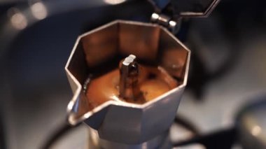 Moka suyunun aroma ve kahve tadında geldiği özel bir an. Klasik İtalyan geleneğindeki gibi.