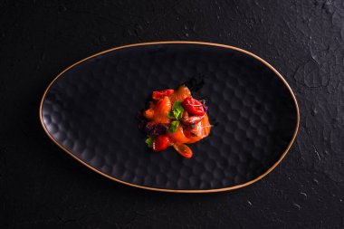 Salamura edilmiş somon, kiraz domatesleri ve nane yaprağı. arkaplan üstü görünümü 