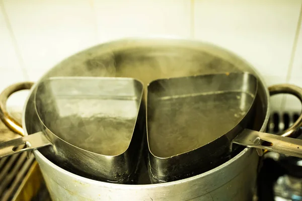 レストランのキッチンにパスタ用の沸騰水の鍋 — ストック写真