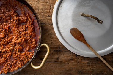 Et sosu tenceresi. Bolonez sosu.