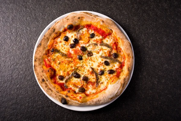 Pizza Siciliana Con Olive Nere Acciughe Mozzarella Vista Dall Alto — Foto Stock