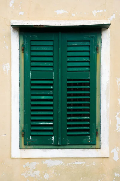 欧洲风格房屋的旧封闭窗户 — 图库照片