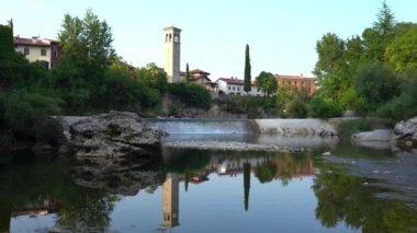 Cividale del Friuli, İtalya. 15 Ağustos 2021 Natisone nehrinden Cividale del Friuli manzarası