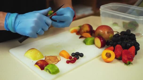 Friss Gyümölcs Elkészítése Egy Csésze Házi Készítésű Jégkrém Díszítésére — Stock videók