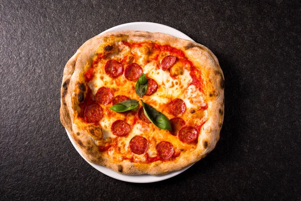 Pizza Alla Diavola Con Salame Piccante Mozzarella Pomodoro Basilico Vista — Foto Stock