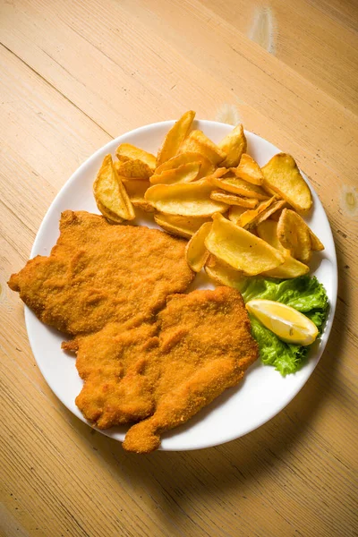 Tányér Bécsi Schnitzel Burgonya Mártogató Asztalra — Stock Fotó