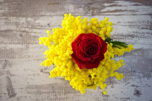 Mimozalar ve güllerle süslenmiş. Kadınlar Günü