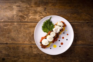 Patlıcan, domates, bufalo mozzarella ve Shiso yapraklı Tortelli yemek. Üst görünüm