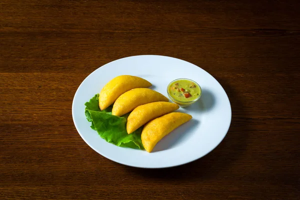 Πιάτο Empanadas Πάνω Από Ξύλινο Τραπέζι — Φωτογραφία Αρχείου