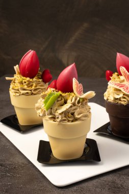 Yenilebilir saksılar. Fındık kremalı çikolata kavanozu. zanaatkar hamur işi