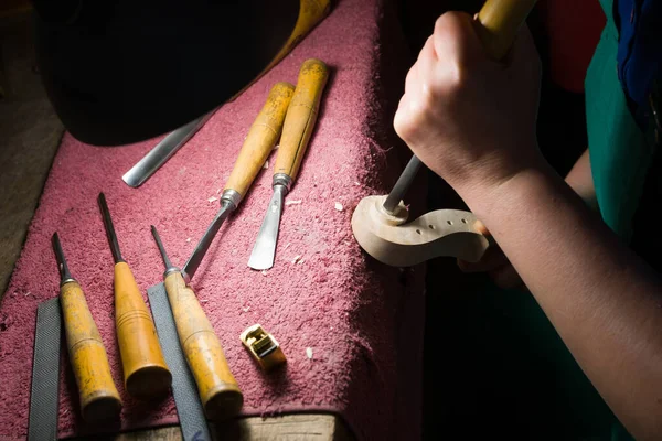 Geigenbauer Bei Der Arbeit Bau Einer Geige — Stockfoto