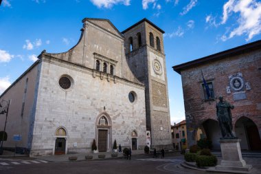 Cividale, İtalya. 26 Şubat 2022. Cividale del Friuli Caddesi. Arka planda Santa Maria Assunta Katedrali.