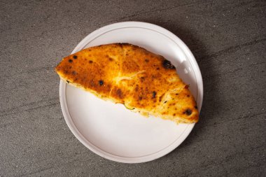 Tabağın üstünde sebzeli pan pizza. tepeden görünüm