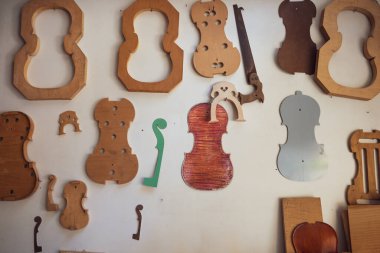 Siluetler, keman yapımı için Luthier 'in atölyesindeki şekiller.