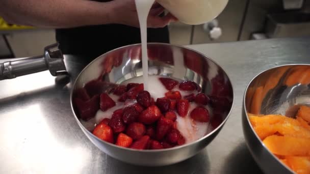 フルーツアイスの準備 砂糖シロップをイチゴとメロンと一緒にボウルに注ぐ — ストック動画
