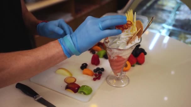 Dekoration Einer Tasse Hausgemachtes Eis Mit Frischem Obst — Stockvideo