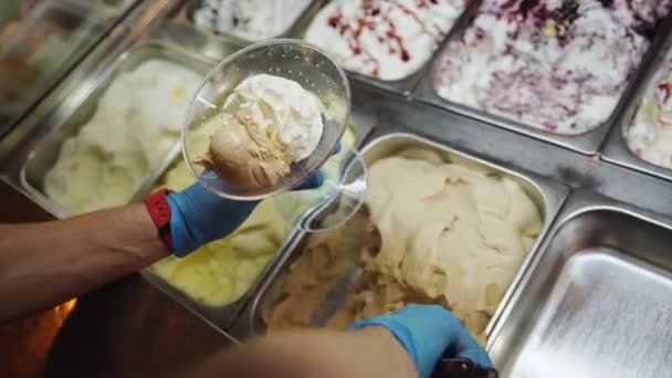 Zubereitung Einer Tasse Eis Auf Der Theke Einer Eisdiele — Stockvideo