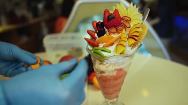 Decoración Una Taza Helado Casero Con Fruta Fresca — Vídeo de stock