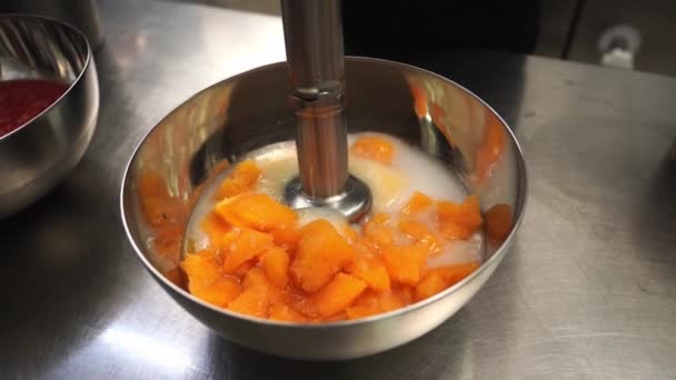 Zmieszaj Melon Syropem Cukrowym Aby Przygotować Lody Rzemieślnicze — Wideo stockowe
