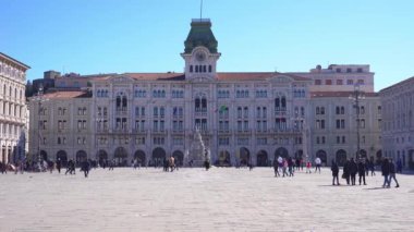 Trieste, Piazza Unit d 'italia manzarası, arka planda Trieste belediyesinin belediye binası.