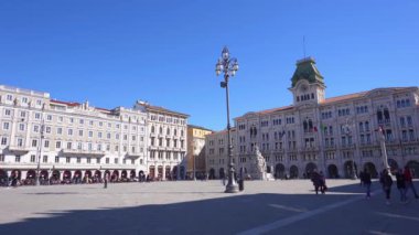 Trieste, Trieste Belediyesi 'nin belediye binasının yanındaki Piazza Unit d' italia manzaralı.