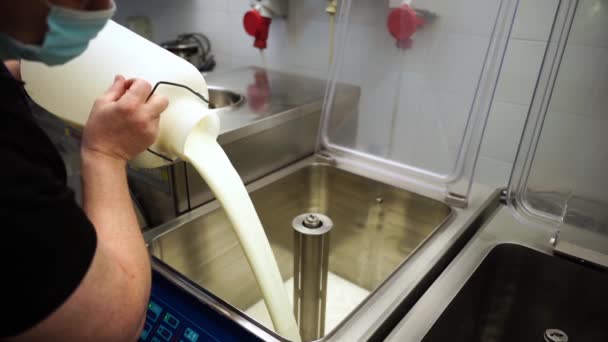 Vierta Leche Pasteurizador Para Preparación Helado Lentitud — Vídeo de stock