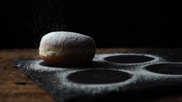 粉砂糖を振りかけながらドーナッツの調製 — ストック動画