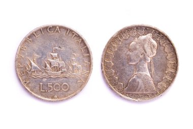 Ön ve arka İtalyan gümüş sikkesi 500 liret üç karavan. 1958 civarında, izole edilmiş beyaz arkaplan