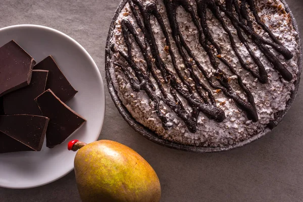 グレーストーンの背景に具材を入れた梨とチョコレートケーキ — ストック写真