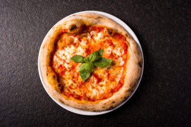 Fesleğen yapraklı margherita pizza. tepeden görünüm