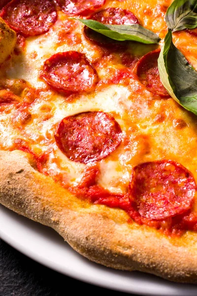 Particolare Pizza Alla Diavola Con Salame Piccante Mozzarella Pomodoro Basilico — Foto Stock