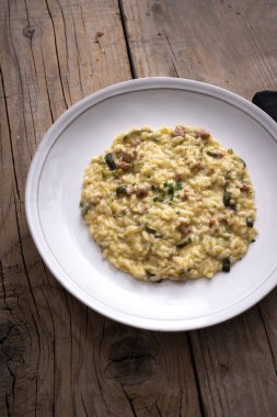 Bir tabak sosisli risotto ve çiğ tahtalı kabak.
